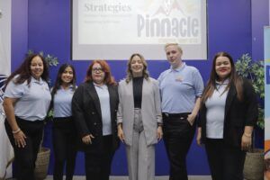 Gloria-Reyes-directora-general-de-Superate-y-coordinadoras-del-taller-sobre-trato-a-personas-autistas-entregan-certificado-a-una-de-las-participante