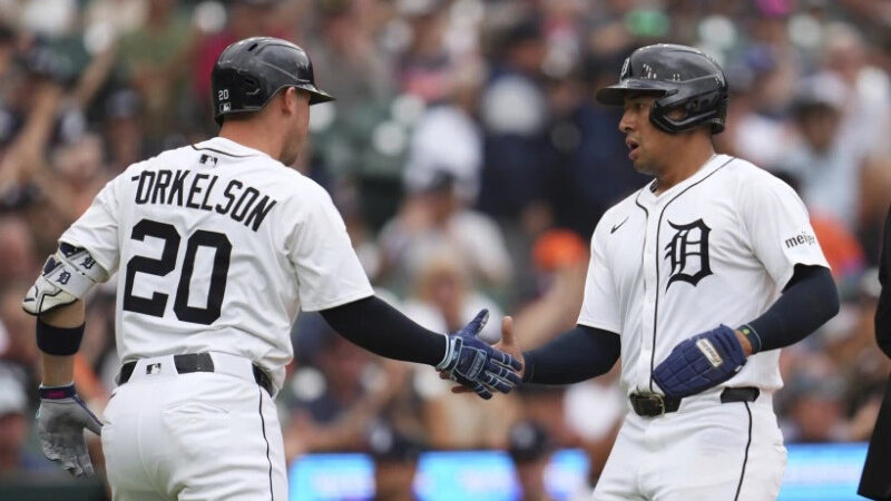 Jahmai Jones, derecha, de los Tigres de Detroit, celebra después de anotar carrera con Spencer Torkelson frente a los Astros de Houston en la primera entrada del juego de béisbol de Grandes Ligas.