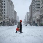 Apagones, vuelos cancelados, supermercados vacíos: una gran tormenta invernal azota EE. UU.